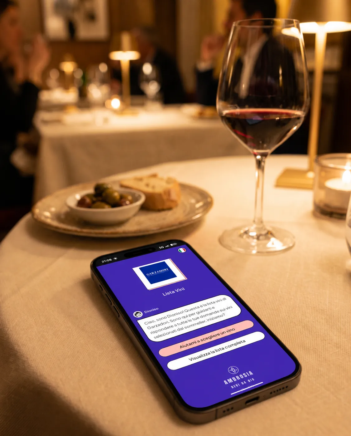 Smartphone con la carta vini digitale Winelist aperta su un tavolo apparecchiato
